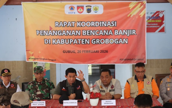 Kepala BNPB Letjen TNI Dr. Suharyanto, S.Sos, M.M., saat berdialog dengan pemerintah daerah setempat dan meninjau progres perbaikan tanggul jebol di Desa Tinanding, Kecamatan Kebonagung Kabupaten Grobogan, Provinsi Jawa Tengah, pada Jumat (20/2).