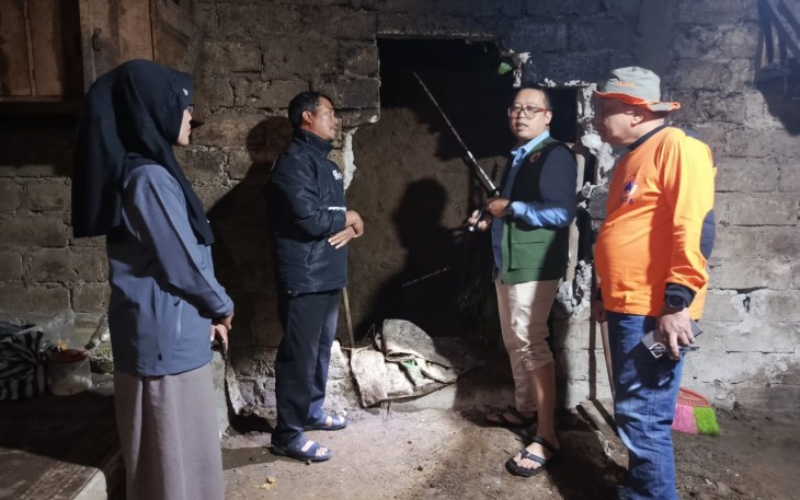 Wakil Bupati Karanganyar, Adhe Eliana, didampingi Kepala BPBD Karanganyar, Hendro Prayitno, meninjau kondisi rumah korban yang terkena tanah longsor, di Dusun Nderokan, Desa Segorogunung, Kecamatan Ngargoyoso, Sabtu (21/2/2026).