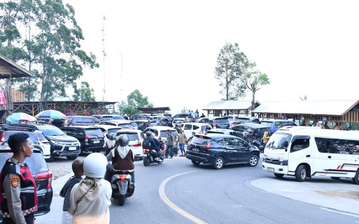 Antusias masyarakat kunjungi obyek wisata yang di kelola Pemkab Samosir.