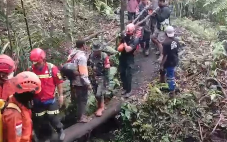 Proses evakuasi jenazah korban erupsi gunung api Dukono oleh tim SAR Gabungan di Kabupaten Halmahera Utara, Maluku Utara, Sabtu (9/5).  Sumber: BPBD Kabupaten Halmahera Utara