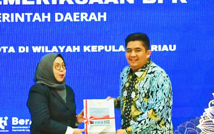 Opini WTP saat diterima langsung oleh Bupati Bintan, Roby Kurniawan