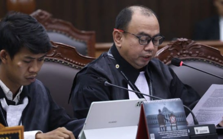 Para kuasa hukum pemohon pengujian Undang-Undang Cipta Kerja menyampaikan pokok-pokok perbaikan permohonan secara langsung di ruang sidang panel MK, pada Rabu (24/6/2026). Foto: Humas/Panji