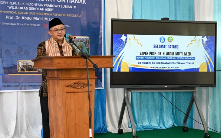 Mendikdasmen, Abdul Mu’ti, saat meresmikan hasil Revitalisasi Satuan Pendidikan tahun 2025 di SD Negeri 05 Kecamatan Pontianak Timur, Kalimantan Barat, pada Kamis (25/6). 