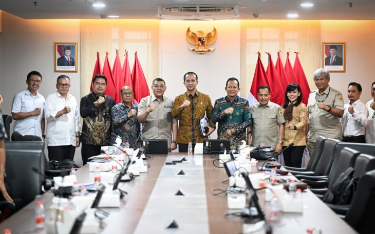 Foto bersama dalam Rapat Gelar Perkara Akhir yang diselenggarakan Kementerian ATR/BPN bersama Kementerian Transmigrasi di Jakarta, Senin (29/6).