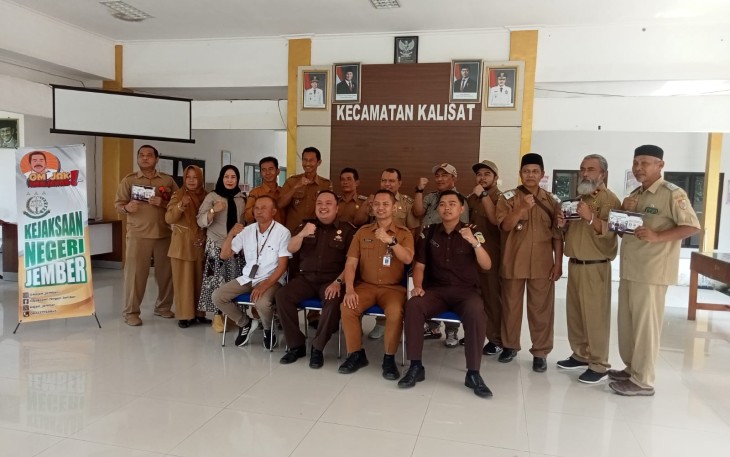 Kejaksaan Negeri Jember menggelar sosialisasi program pengelolaan dan pengawasan anggaran dana desa Tahun 2026 di Kantor Kecamatan Kalisat, Selasa (12/5/2026), yang dihadiri seluruh kepala desa se-Kecamatan Kalisat guna memperkuat transparansi dan pencegahan tindak pidana korupsi di tingkat desa.