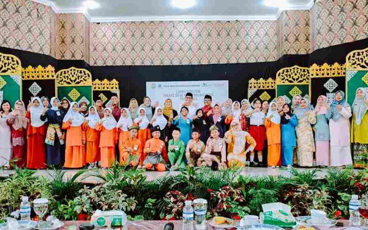 Foto bersama usai Lomba Bertutur Tingkat SD/MI Kota Tanjungpinang 2026 di Aula SMP Negeri 4.