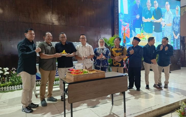 Pemotongan tumpeng menandai perayaan HUT ke-57 BDK dan Penarikan Undian Tabungan Sembada Plus BDK Dahsyat Tahap 1 Tahun 2026, di Pendopo Rumah Dinas Bupati Karanganyar, Sabtu (14/3/3026) sore.