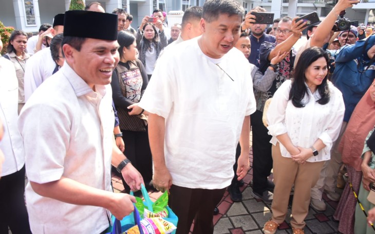 Kasal Laksamana TNI Dr. Muhammad Ali dan Menteri PKP Maruarar Sirait saat Bagikan Sembako dan Daging Pada Warga Menteng Tenggulun di Wisma Elang Laut, Menteng, Jakarta Pusat, Rabu (18/3).