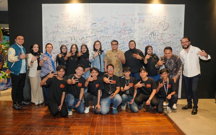 Menteri Ekonomi Kreatif, Teuku Riefky Harsya bersama Wakil Menteri Ekonomi Kreatif, Irene Umar mengunjungi pameran Pipilaka Calling di Sarinah Thamrin, Jakarta, Rabu (21/1/2025)