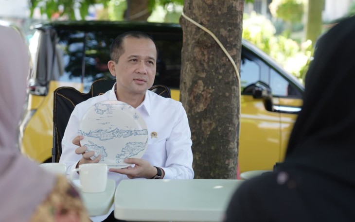 Menteri Transmigrasi M. Iftitah Sulaiman Suryanagara