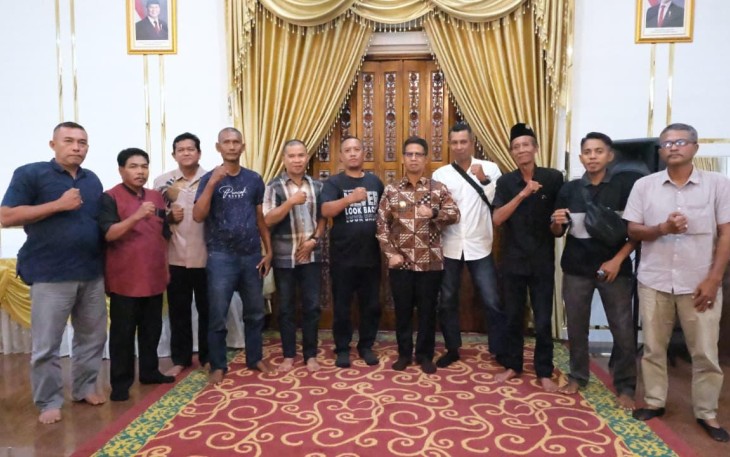 Bupati Karimun saat Terima Audiensi Aliansi Nelayan