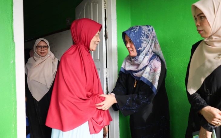 Wabup Bintan Deby Maryanti Kunjungi Lansia  di Kp Pisang, Kijang, Kecamatan Bintan Timur, Selasa (17/03/2026 ) sore.