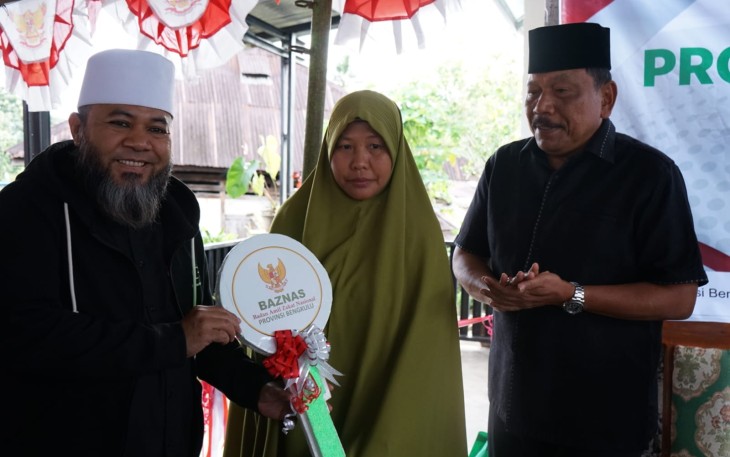 Gubernur Helmi Hasan didampingi Wakil Gubernur Mian menyerahkan kunci rumah layak huni hasil kolaborasi antara Badan Amil Zakat Nasional Provinsi Bengkulu dan Pemerintah Provinsi Bengkulu di Desa Pito, Kabupaten Kepahiang, Kamis (26/2) /Foto : MC 