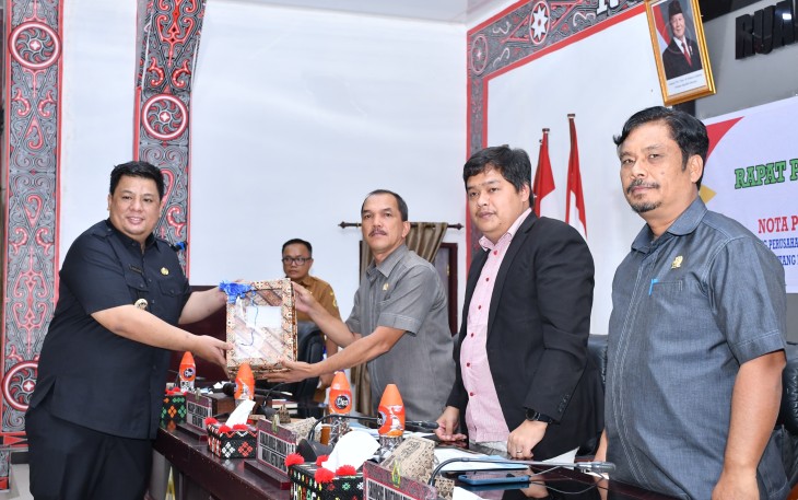 Bupati Samosir Sampaikan Nota Pengantar 4 Ranperda dalam Rapat Paripurna DPRD