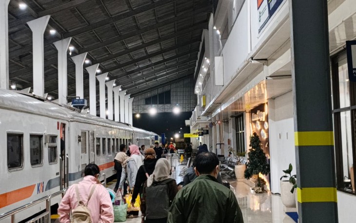 Suasana penumpang di Stasiun Ketapang Banyuwangi 