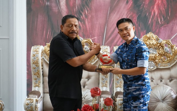 Komandan Lanud Sri Mulyono Herlambang, Kolonel Pnb Zulkifli Arif Purba, saat bertemu Wakil Gubernur Bengkulu, Mian, di Rumah Dinas Wakil Gubernur, Kamis (26/2)