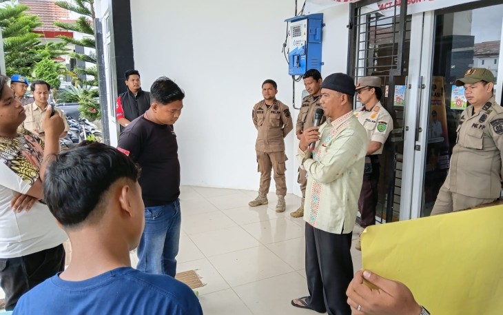 Massa GEMPUR saat diterima oleh Sekretaris Dinas Kesehatan Tapsel, Suryadi.