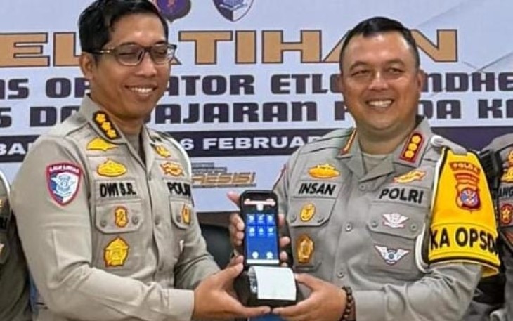 Penyerahan perangkat ETLE Mobile Handheld kepada Direktorat Lalu Lintas Polda Kalimantan Timur (Kaltim).