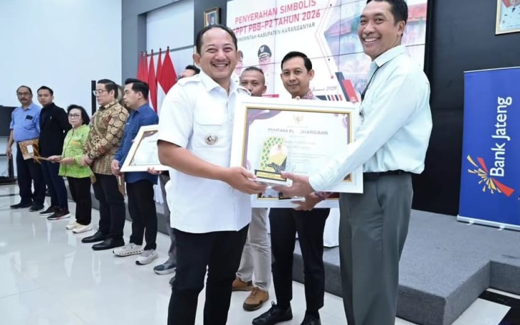 Acara simbolis penyerahan penghargaan kepada wajib pajak tertib dan penerimaan SPPT PBB-P2 oleh Bupati Rober Christanto, di Rumah Dinas Bupati Karanganyar, Rabu (28/1/2026)