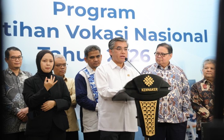 Menteri Ketenagakerjaan, Yassierli dalam Konferensi Pers terkait Program Pelatihan Vokasi Nasional Tahun 2026 di Kantor Kemnaker, Jumat (27/2/2026).