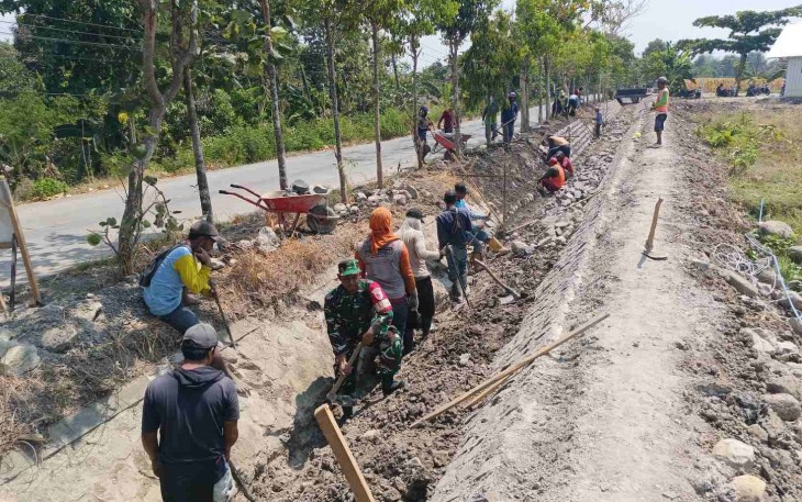 Kerja bakti di wilayah desa binaan 