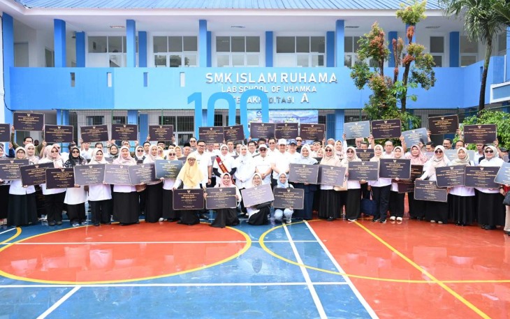 Mendikdasmen Abdul Mu'ti foto bersama usai peresmian 100 sekolah hasil revitalisasi di Tangerang Raya, Banten, Rabu (14/1)
