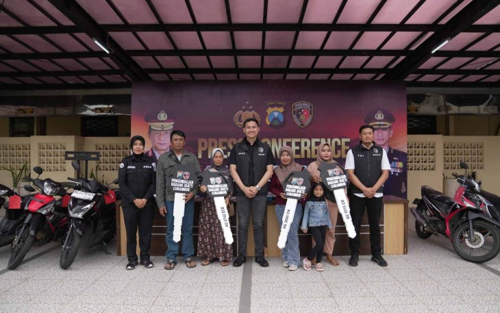 Polres Kediri Kota saat menyerahkan motor hilang kepada pemiliknya 