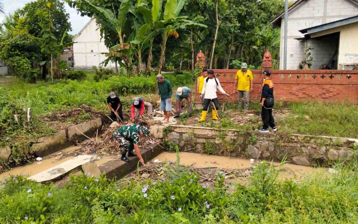 Kerja bakti bersihkan lingkungan bersama warga