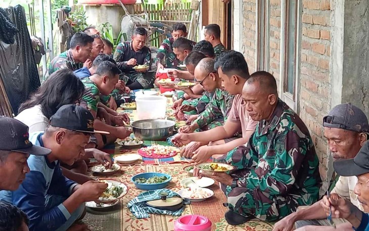 Makan siang bersama warga di lokasi pembangunan jembatan perintis garuda 