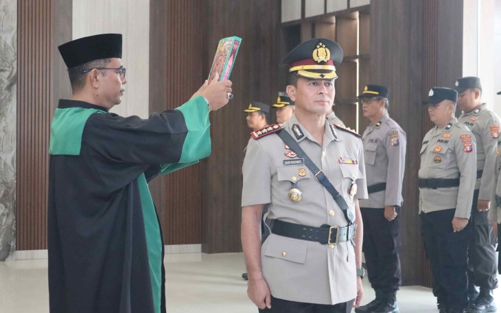 Kombes Pol Budi Rachmat diambil sumpah menjabat Kabidhumas Polda Kalteng, Kamis (15/1)