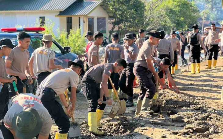 Pembersihan material banjir bandang