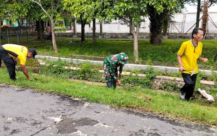Bersihkan lingkungan bersama warga binaan