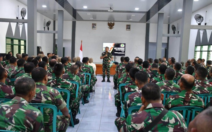 Dandim 0802/Ponorogo Letkol Arh Farauk Saputra menyampaikan jam komandan, Rabu (21/1)