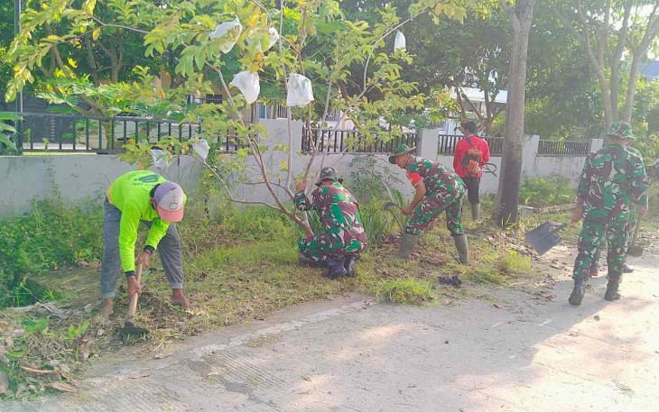 Pembersihan lingkungan di wilayah desa binaan 