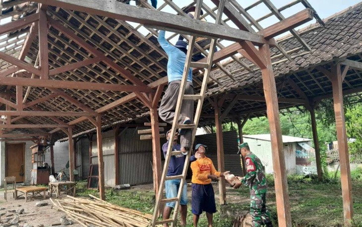 Gotong royong bantu renovasi rumah warga desa binaan 