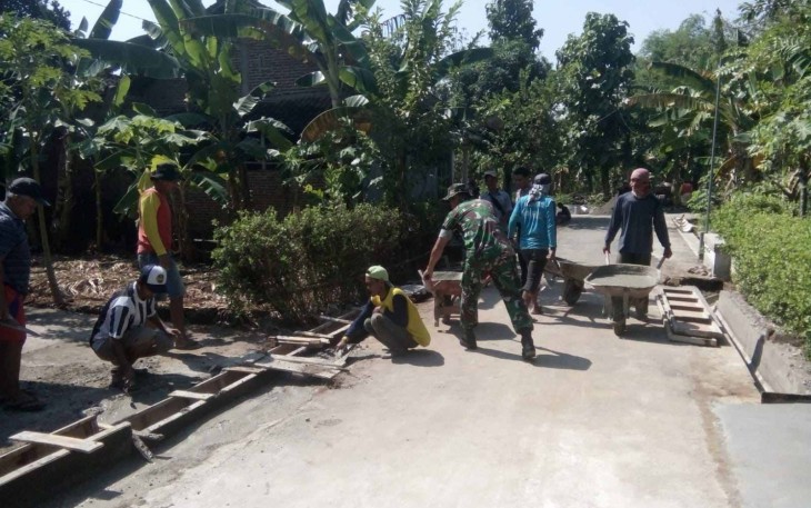 Pembuatan saluran air di wilayah desa binaan 