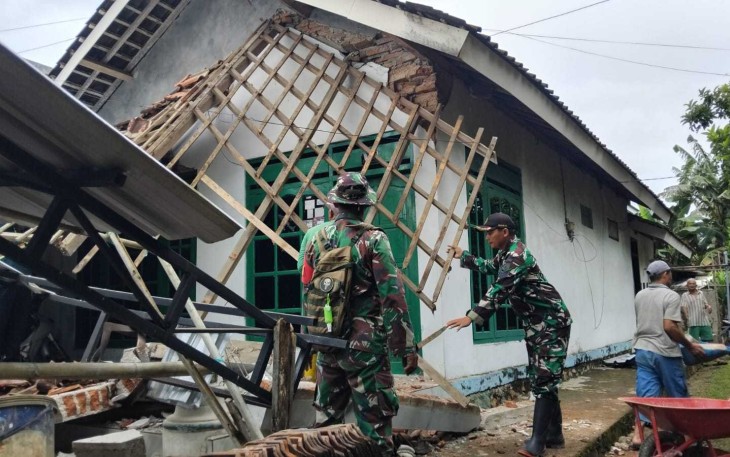 Bantu evakuasi material pascagempa di wilayah desa binaan 