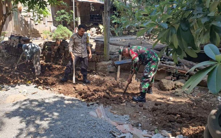 Bangun saluran air bersama warga binaan