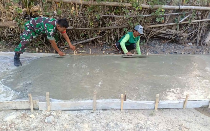 Bantu pengecoran jalan desa wilayah binaan