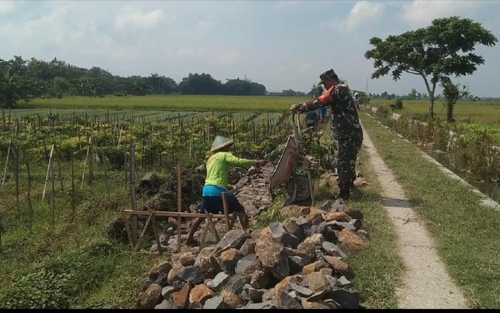 Bantu bangun saluran irigasi di wilayah desa binaan 