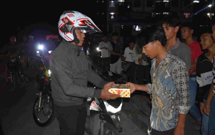 Danrem 023/KS Kolonel Inf Iwan Budiarso memberikan paket sahur 