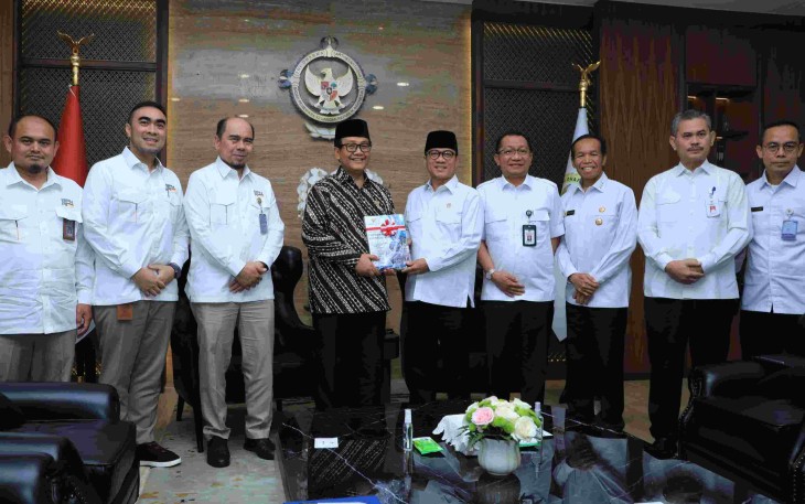 Mendes PDT Yandri Susanto foto bersama dengan BPK RI di Jakarta, Selasa (3/3) 