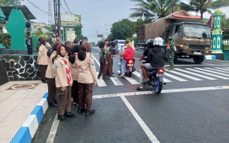 Bagikan takjil pengendara motor 
