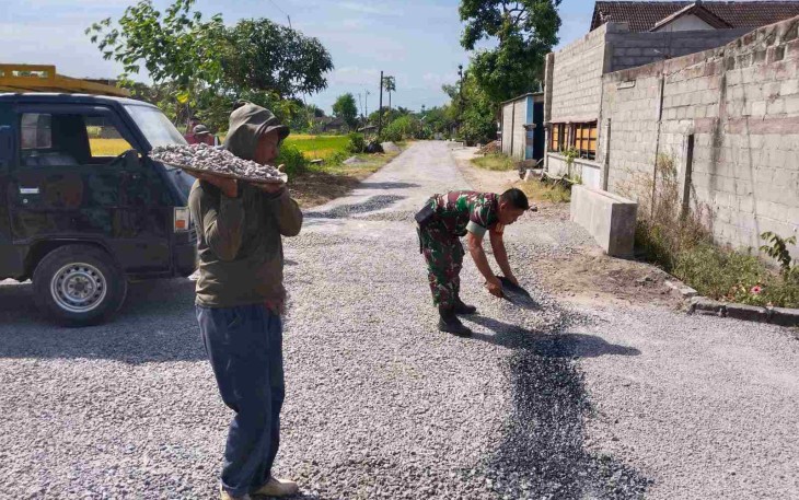 Perbaikan jalan rusak wilayah desa binaan 