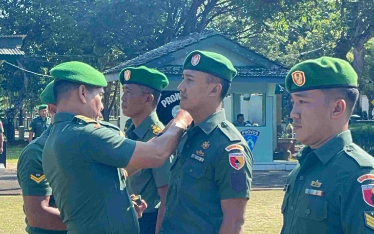 Kasdim 0801/Pacitan Mayor Inf Muhajir saat menyematkan kenaikan pangkat anggota, Rabu (1/4)
