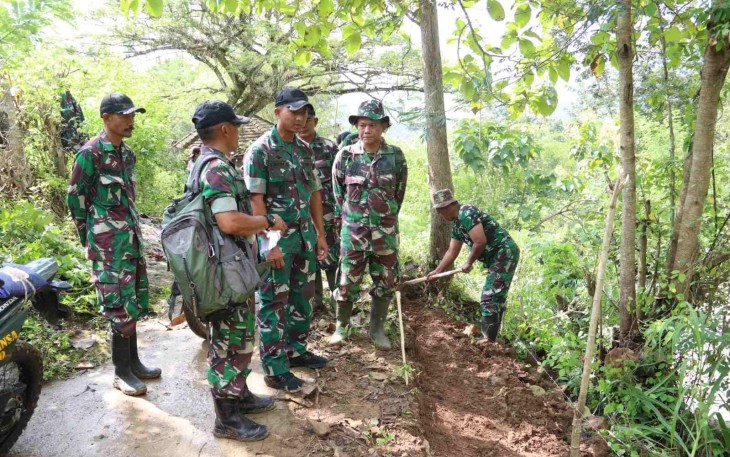 Dandim 0806/Trenggalek Letkol Inf Isnanto Roy Saputro menerima pemaparan di lokasi TMMD ke-128, Sabtu (4/4)
