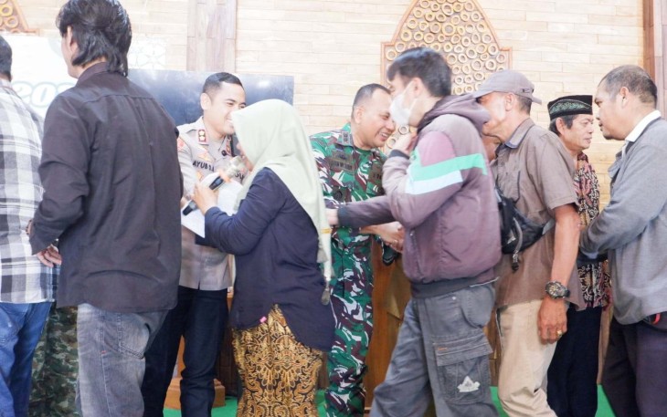 Dandim 0801/Pacitan Letkol Arh Imam Musahirul halal bihalal dengan insan pers