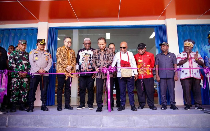 Menkop Ferry Juliantono saat menggunting pita resmikan Kopdes Merah Putih di Atuka Mimika, Kamis (9/4)