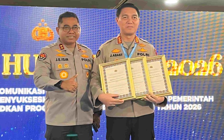 Kadiv Humas Polri Irjen Pol Jonny Eddison Isir bersama Kabid Humas Polda Jatim Kombes Pol Jules Abraham Abast usai meraih 3 penghargaan nasional di Rakernis Humas Polri 2026, Jakarta