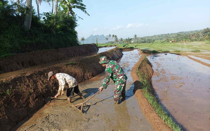 Bantu olah lahan pertanian warga binaan